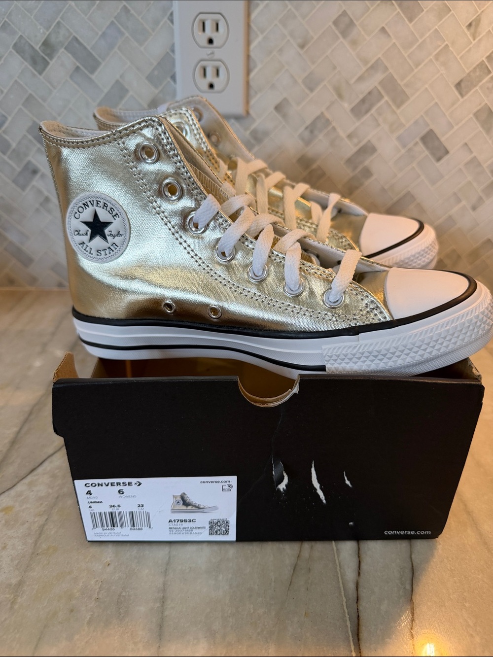 Converse Women’s Size 6 / Men’s-Kids Size 4 Metallic Gold NEW Hightops